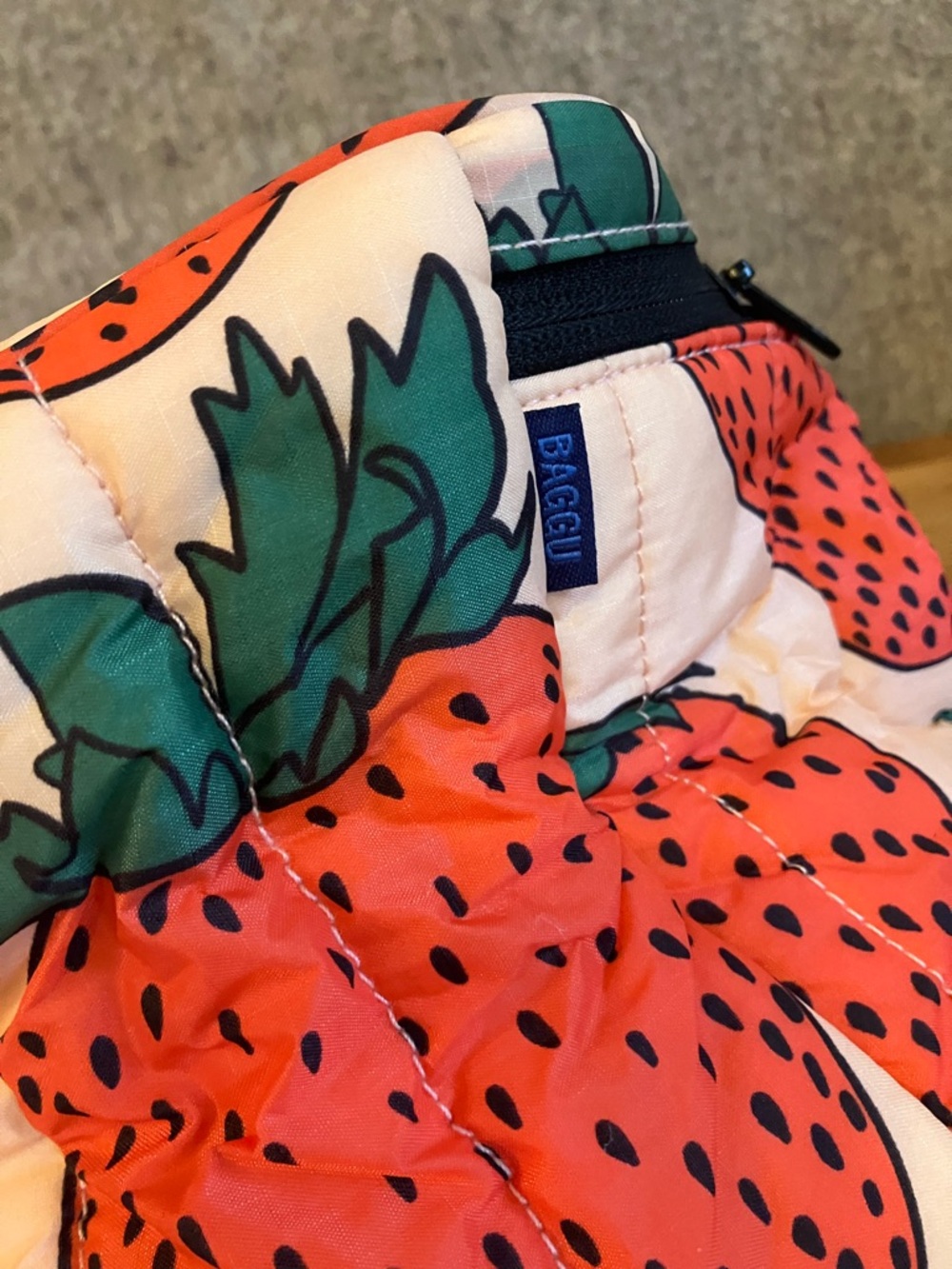 NWT - BAGGU Puffy Lunch Bag in Strawberry Print - Picture 5 of 10